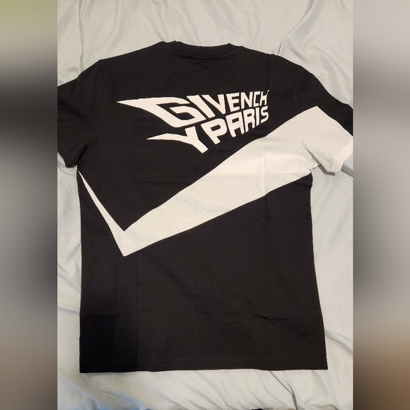 Givenchy T-Shirt size M - Picture 2 of 2
